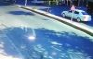 Otomobilin çarptığı çocuk metrelerce havaya fırladı