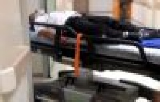 Otomobilin çarptığı down sendromlu genç yaralandı