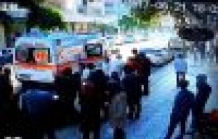 Otomobilin elektrikli bisiklete çarpması kameralara yansıdı