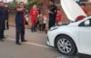 Otomobilin motoruna sıkışan kediyi itfaiye ekipleri çıkardı