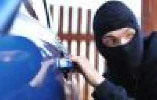 Otomobilin Teybini Çaldılar