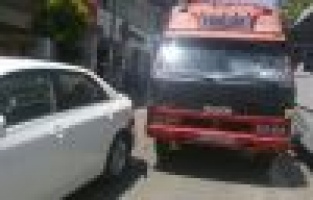 Otomobiline Çarpan Kamyonetin Camını Kırdı