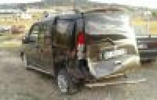 Otomobille hafif ticari araç çarpıştı: 6 yaralı