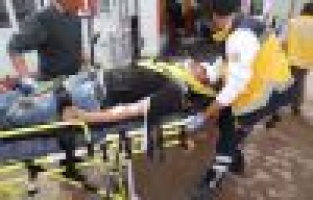 OTOMOBİLLE MOTOSİKLET ÇARPIŞTI: 2 YARALI