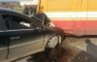 Otomobille tır çarpıştı: 2 yaralı