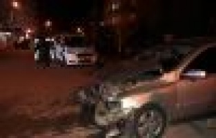 Otomobiller çarpıştı: 2 Yaralı