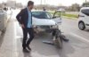 Otomobiller çarpıştı: 3 yaralı