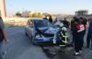 Otomobiller kafa kafaya çarpıştı: 2 yaralı