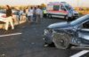 OTOMOBİLLER KAFA KAFAYA ÇARPIŞTI