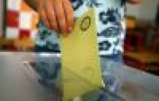 Oy pusulasını yırtan kadın gözaltına alındı