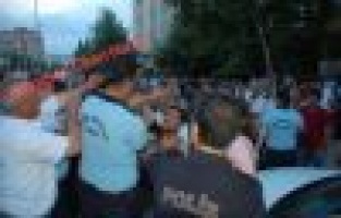 OY PUSULASIYLA CAMİYE GİTTİĞİ İDDİA EDİLEN ŞAHIS TEKME TOKAT DÖVÜLDÜ