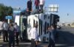 Pamuk yüklü tır kavşakta devrildi: 1 yaralı