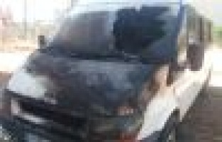 Park halindeki minibüs yandı