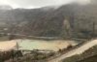 Park halindeki otomobil toprak ve kaya parçaları altında kaldı