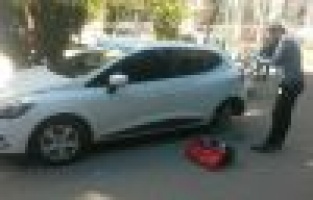 Park halindeki otomobilin lastikleri çalındı