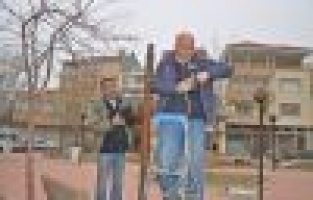 Parklarda Kırılan Lambalar Tamir Edildi