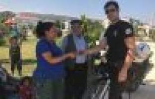 Parkta bulduğu parayı polise teslim etti