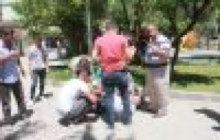 Parkta silahlı bıçaklı kavga: 3 yaralı