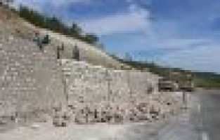 Patlamada Yıkılan İstinat Duvarı Yapılıyor