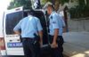Polis arama yaptığı esnada otomobile binerek kaçtı