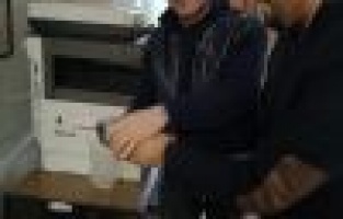 Polis ekipleri bulduğu yaralı güvercini veterinere teslim etti