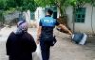 Polis ekipleri Ramazan yardımı dağıttı