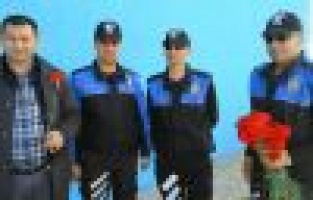 POLİS EKİPLERİNDEN KARANFİL DAĞITIMI