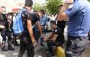 Polisler, kaçan şahısları yakalamak isterken ölümden döndü