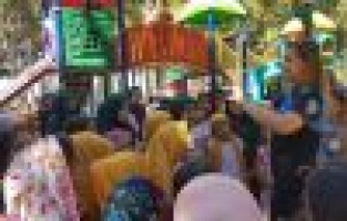 Polisler parklarda oyun oynayan çocuklarla bir araya geldi