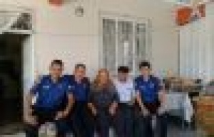 Polisler şehidin ailesi ile bir araya geldi