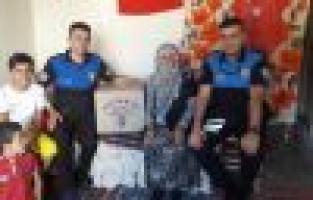 Polislerden Sıdıka nineye gıda yardımı