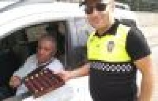 Polislerden sürücülere şeker ikramı