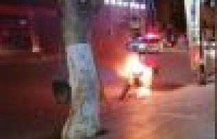 Polislere kızıp motosikletini ateşe verdi