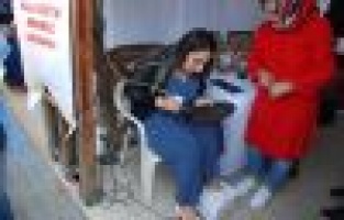 Protokol eşleri el emeği göz nuru eserleri inceledi 