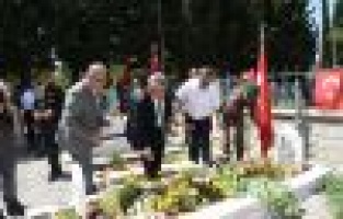 Protokol üyeleri şehitliği ziyaret etti