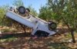 Rampa çıkan kamyonet takla attı: 3 yaralı