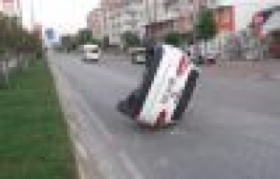 Refüje çarpan otomobil devrildi