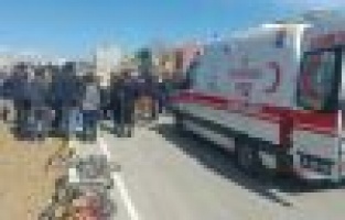 Refüje çarpan otomobil takla attı: 3 yaralı