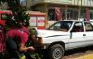 Refüje çıkan otomobil ağaca çarptı