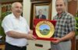 Rektör Pınarbaşı’na Teşekkür Plaketi