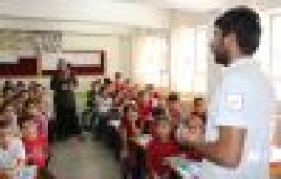 Sağlık ekipleri öğrencileri bilgilendirdi