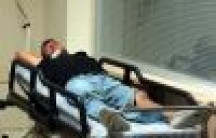 Saldırıya uğrayan genç darp edildi