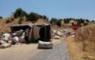 Saman yüklü kamyon devrildi: 2 Yaralı