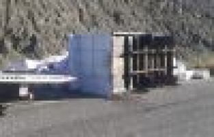 Saman yüklü kamyon devrildi