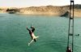 Samsat'ta Vatandaşlar Serinlemek İçin Baraja Giriyor