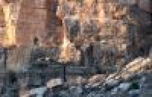 Sarp kayalıklarda dini yapı