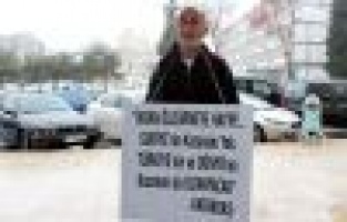 Savaşlara Dikkat Çekmek İçin Bireysel Eylem Yaptı