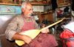 Saz aşkıyla yanıp tutuşuyor