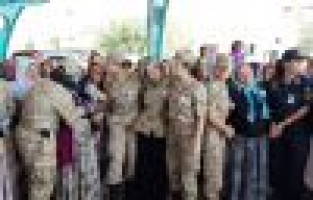 Şehidin eşi, şehit Yanık'ı üniformayla karşıladı