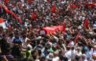 Şehit babasının fotoğrafına baktı